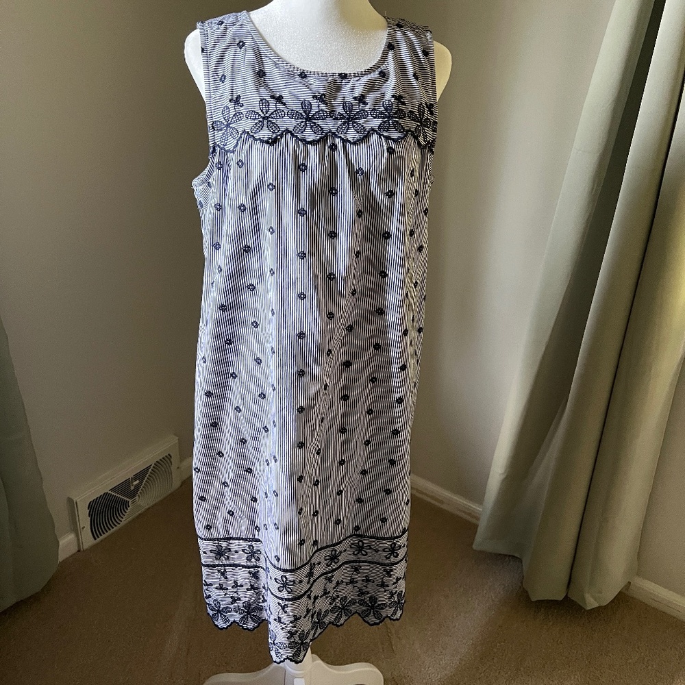 Old Navy Scalloped-Yoke Eyelet Shift Dress, size M Tall